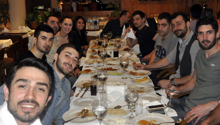 Erkek Voleybol Takımımıza Kutlama Yemeği Erkek Voleybol Takımımıza Kutlama Yemeği